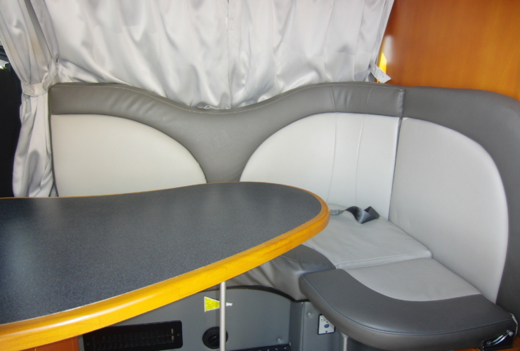 エントランスよりサロン