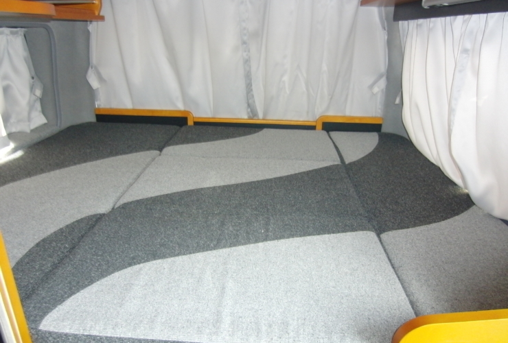 室内後方ベット