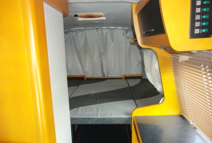 室内後方ベット