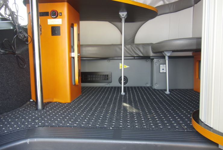 テーブル下収納