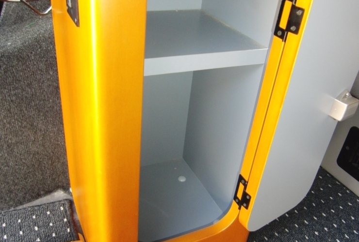 テーブル下収納内