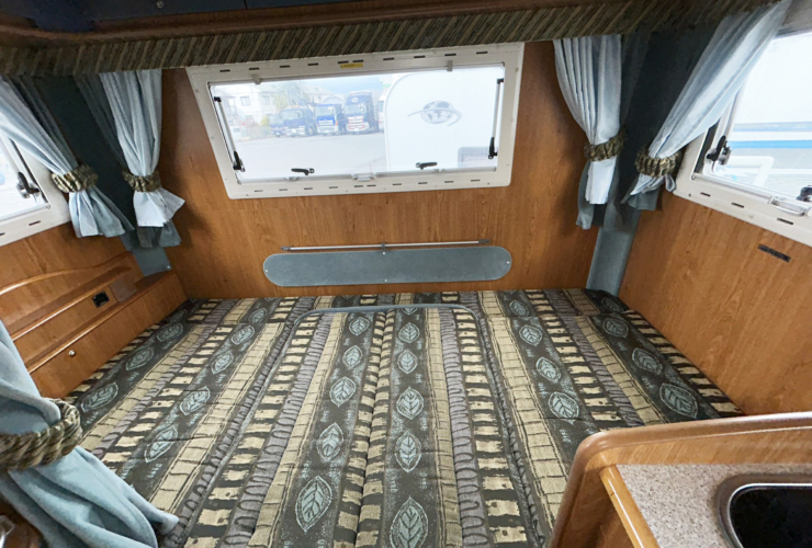 室内後方ベット展開