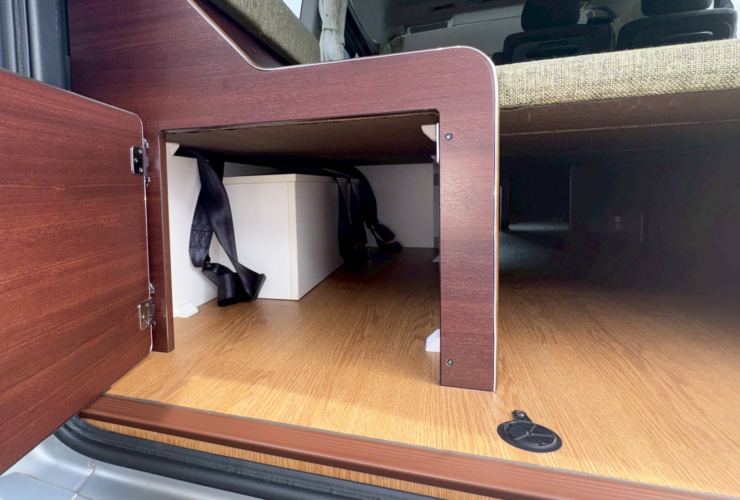 左側座席下収納