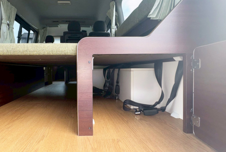 右側座席下収納